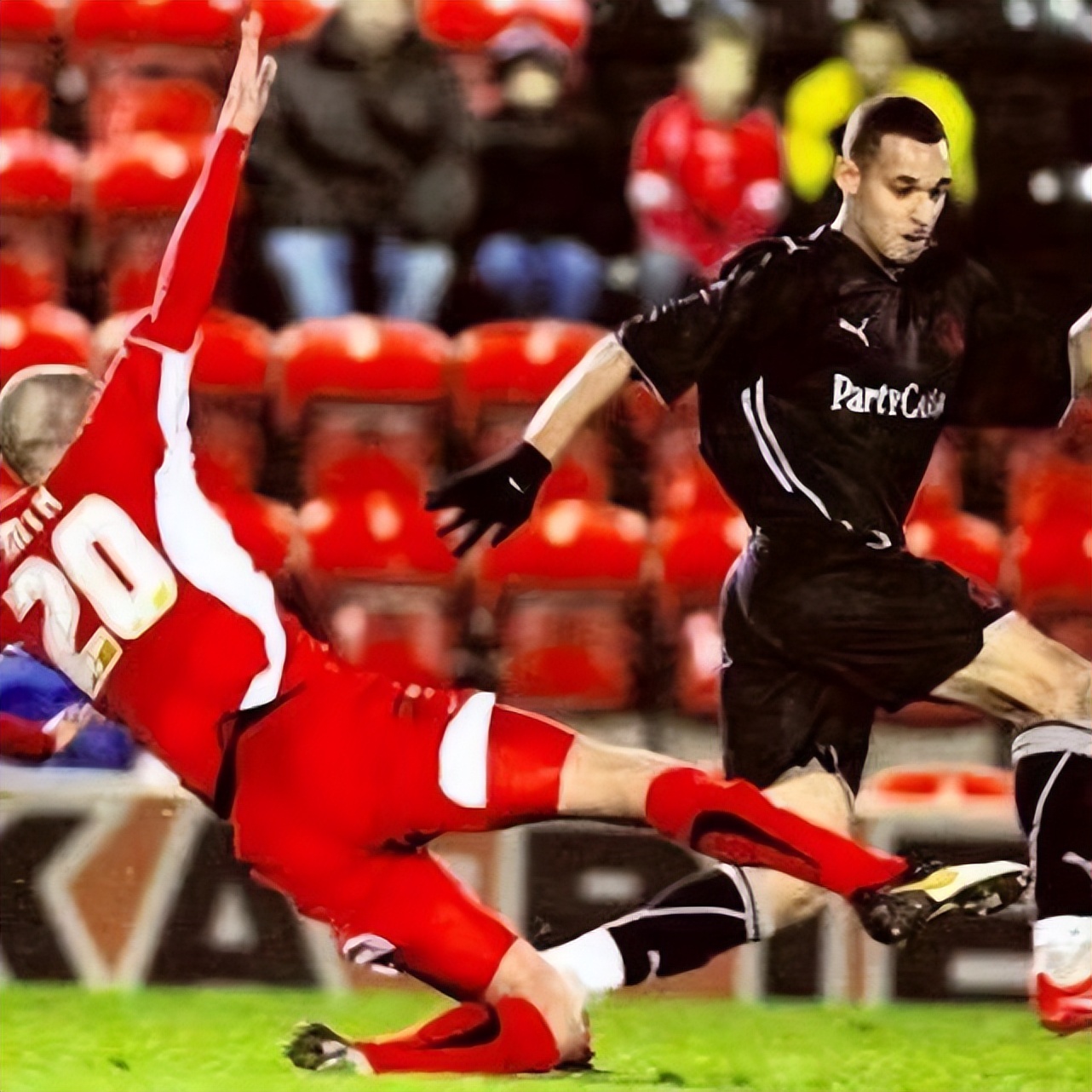 埃德森穿紧身球衣吗,埃德森边缘踩球纹丝不动了吗