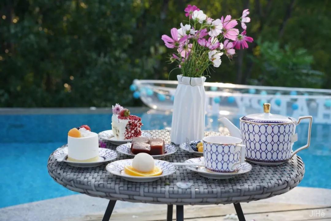 神仙眷侣辞掉高薪工作，爆改废弃山谷，悬崖高空造无边恒温泡池