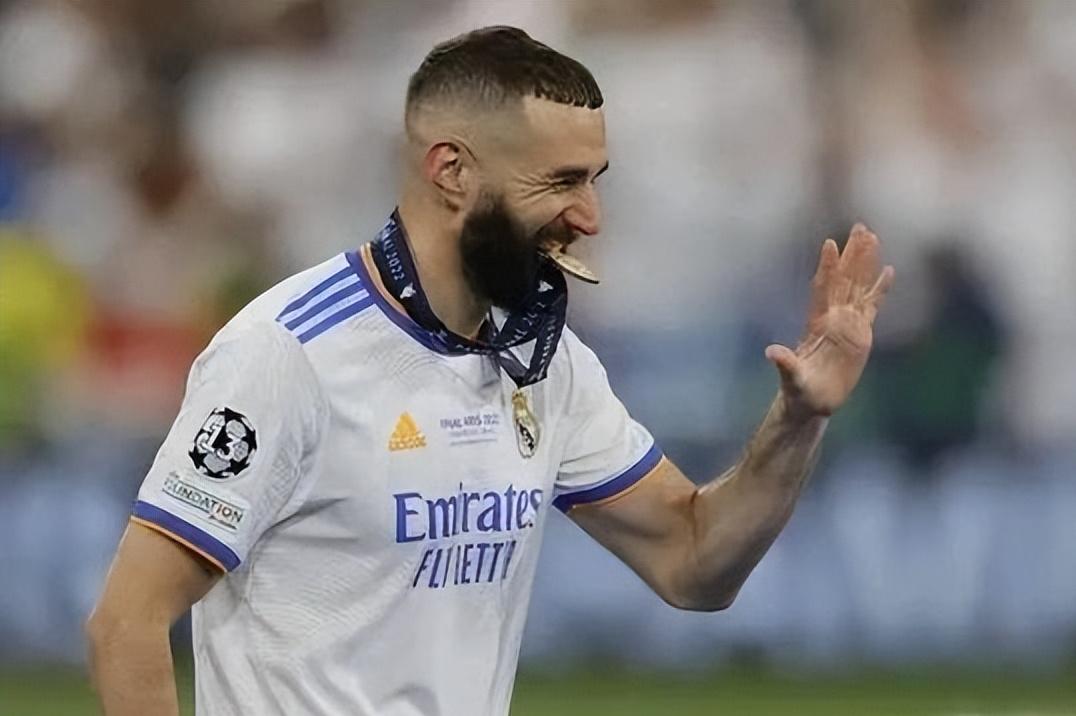 伪球迷不知道的球星,梅西加冕球王c罗球迷反应