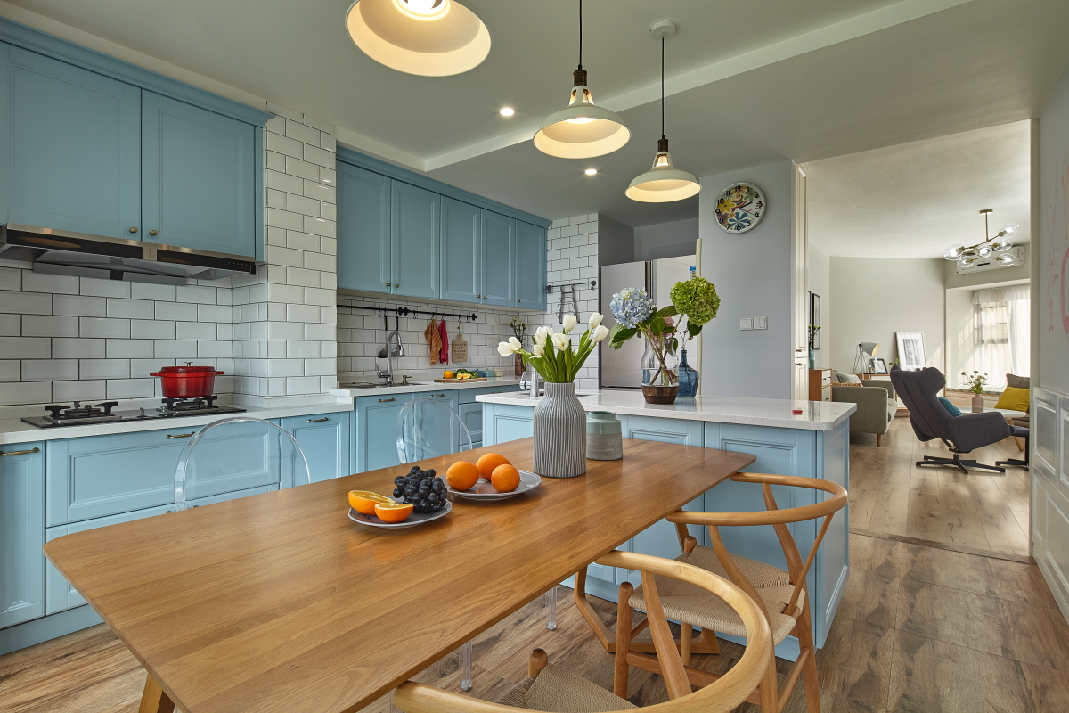 她家用木器漆打造出了独一无二的电视背景墙