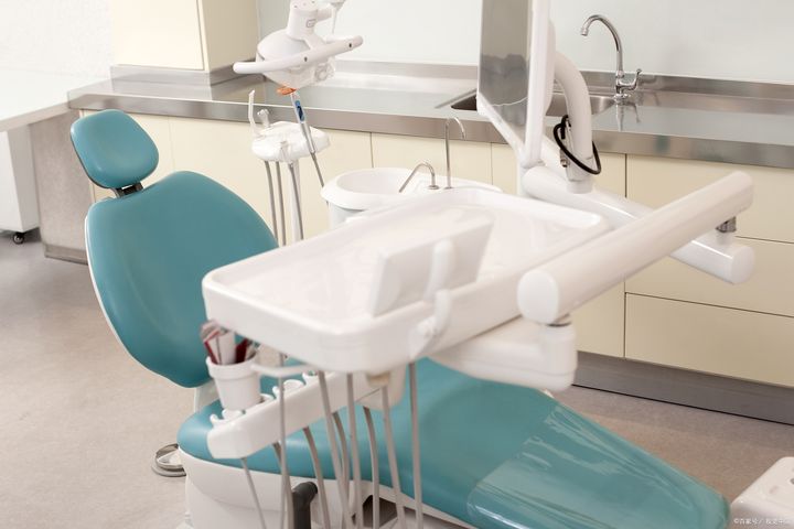 口腔医学专科生能做牙医吗,初中毕业在哪里可以学口腔医学