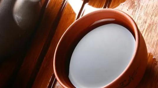 茶满欺人酒满敬人的由来,到底是茶满敬人还是酒满敬人