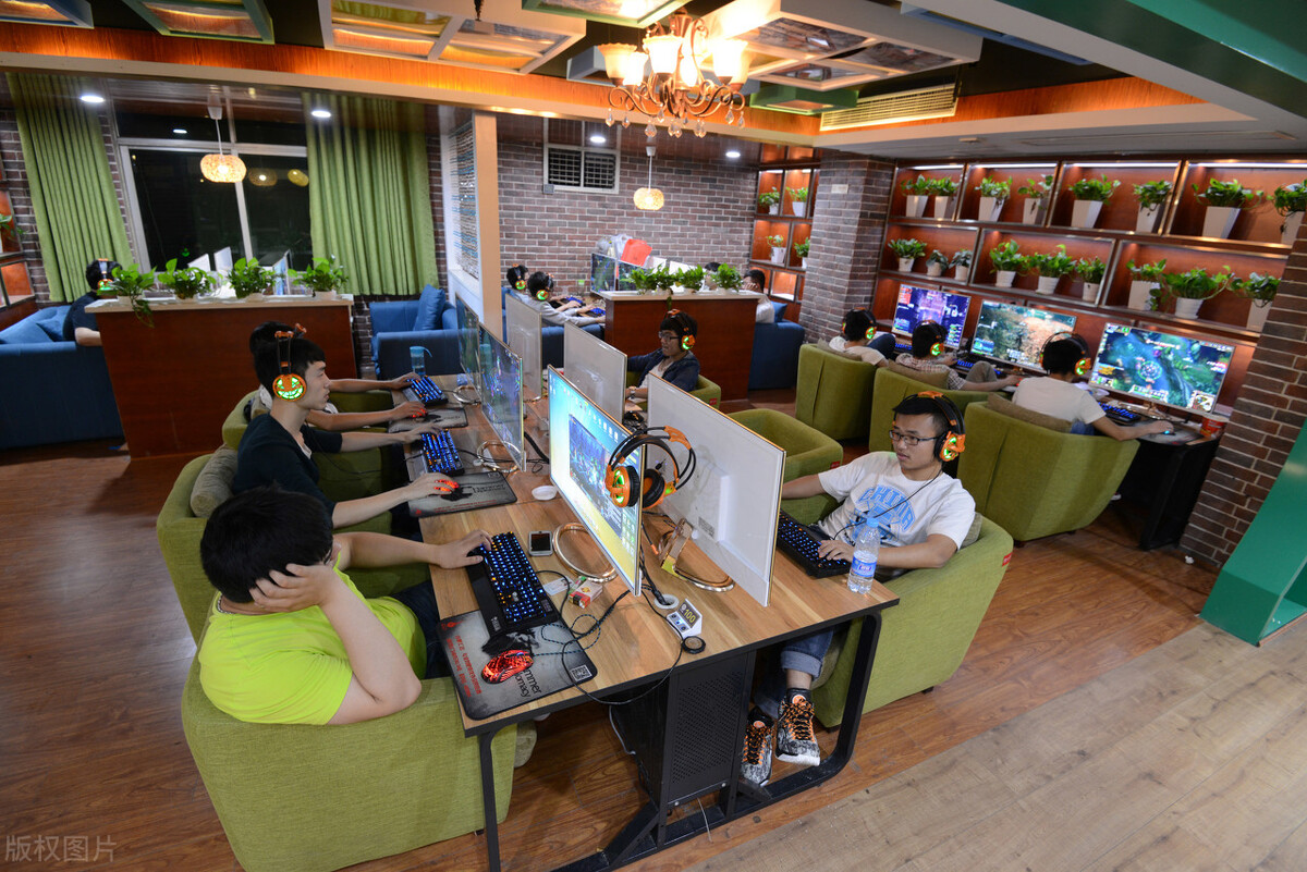 网吧的配置和家里的比,网吧2500左右的电脑配置