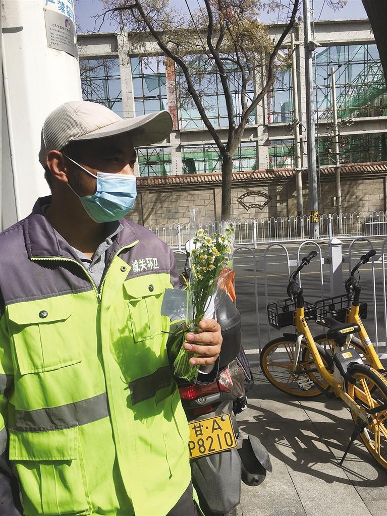 叮咚!送你一束春天的花花兰州街头一个随机赠花的善意举动让人心头暖暖的