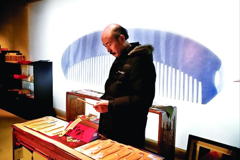 独臂大叔从零创业，带领355名残疾员工做梳子，一年卖出三个亿！