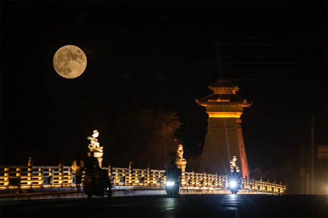 【美景敦煌】敦煌，一轮超级圆月悬挂夜空