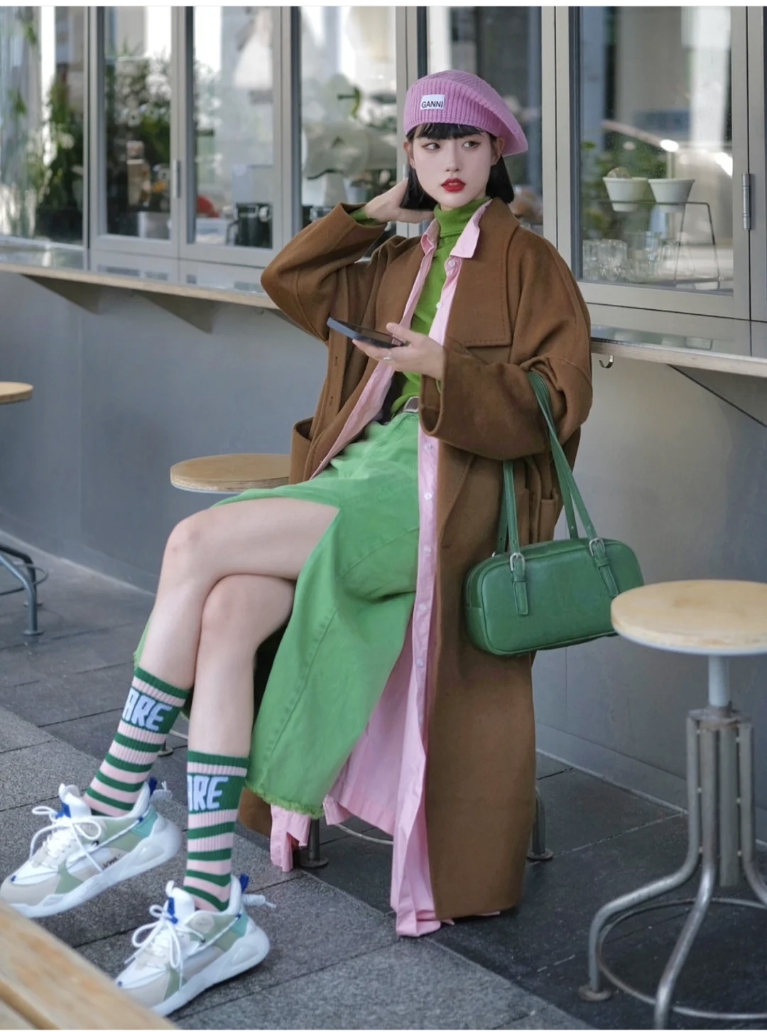 棕色的鞋子棕色大衣怎么搭配衣服,棕色大衣的穿搭技巧