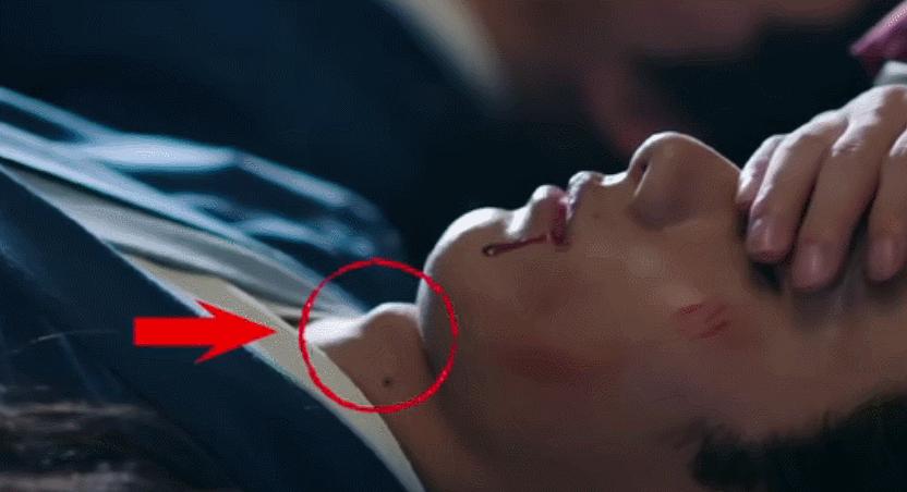 洒枸杞假装喷血、演尸体玩手机，这些穿帮镜头好敷衍，个个离谱