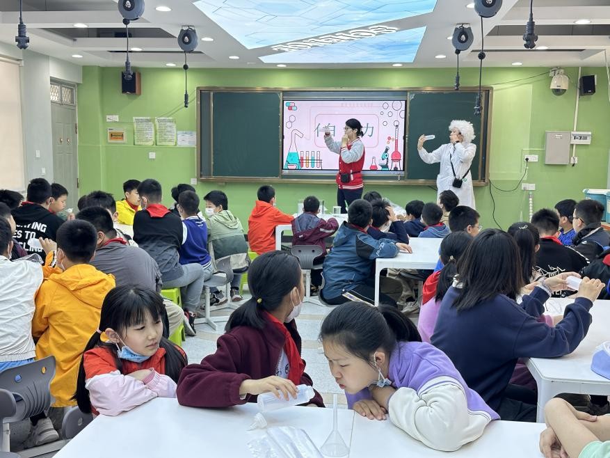 “玩转科学，激发好奇心”——郑州科技馆“双减”课程走进互助路小学