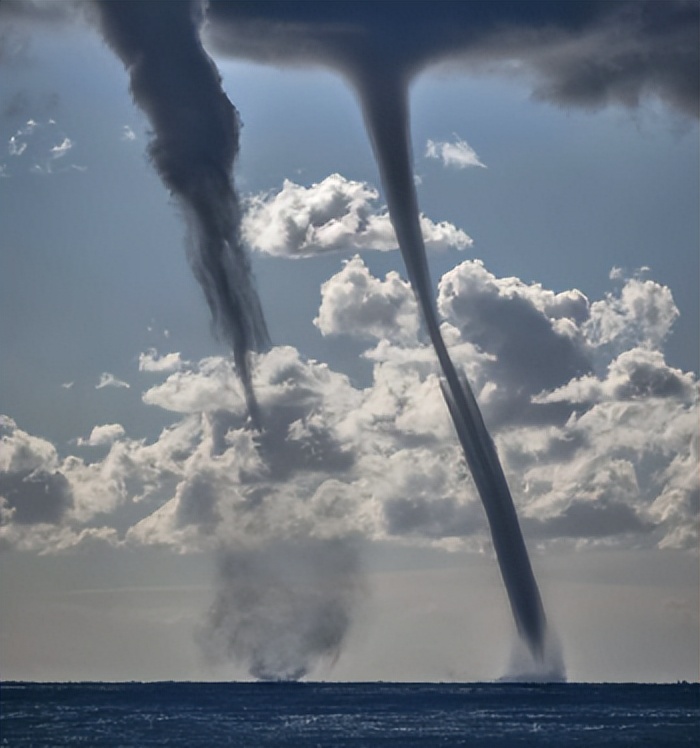 2007年高邮湖出现龙吸水奇观,高邮湖出现罕见龙吸水