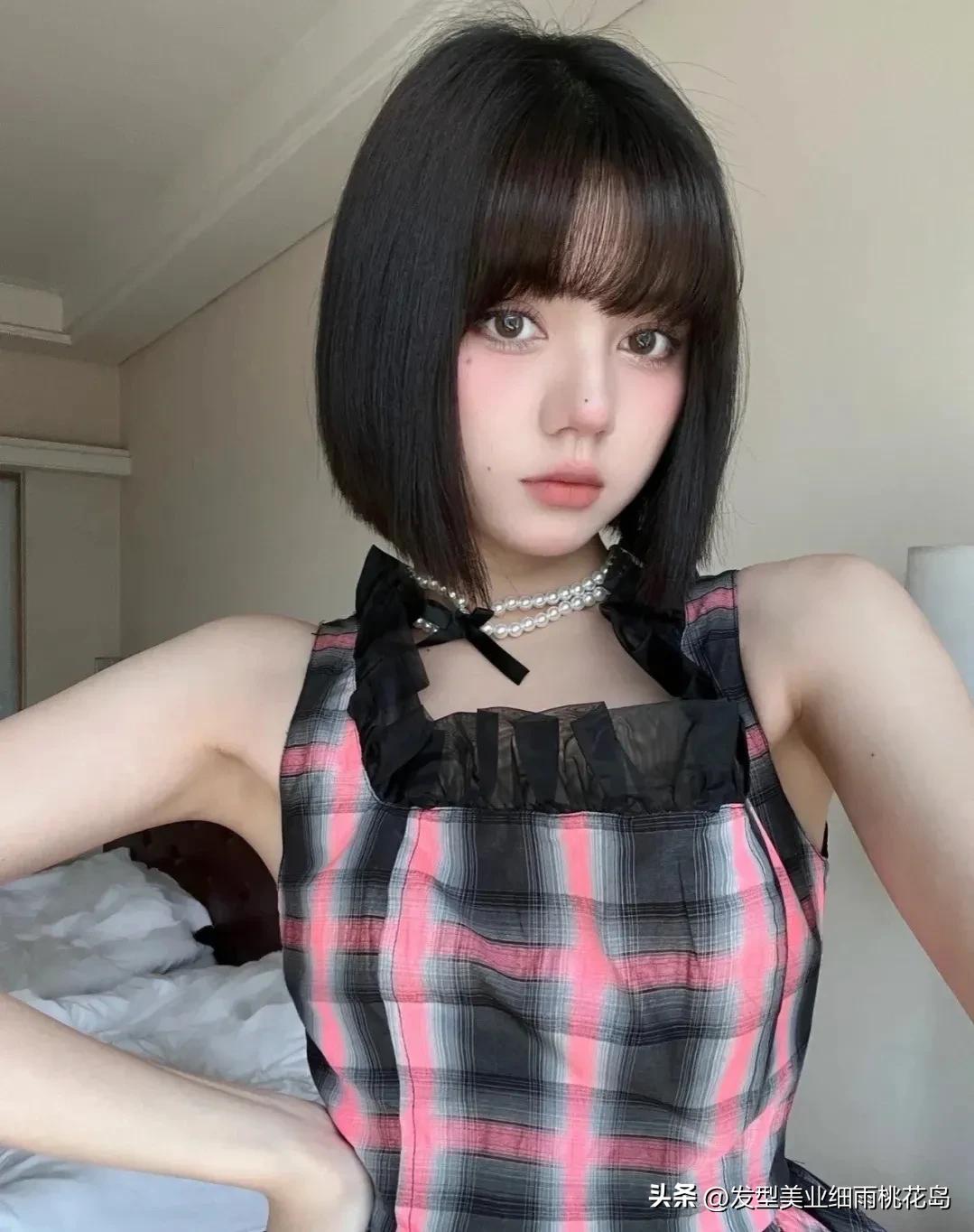 眉上刘海短发发型,短发八字刘海发型