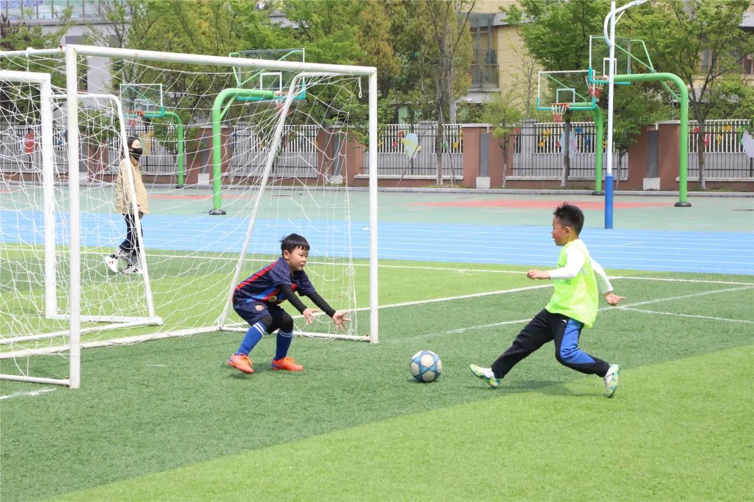 缤纷校园|飞吧，足球！