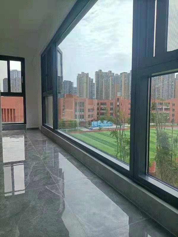 封阳台断桥铝铝材怎么选,断桥铝系统窗封阳台高端门窗定制