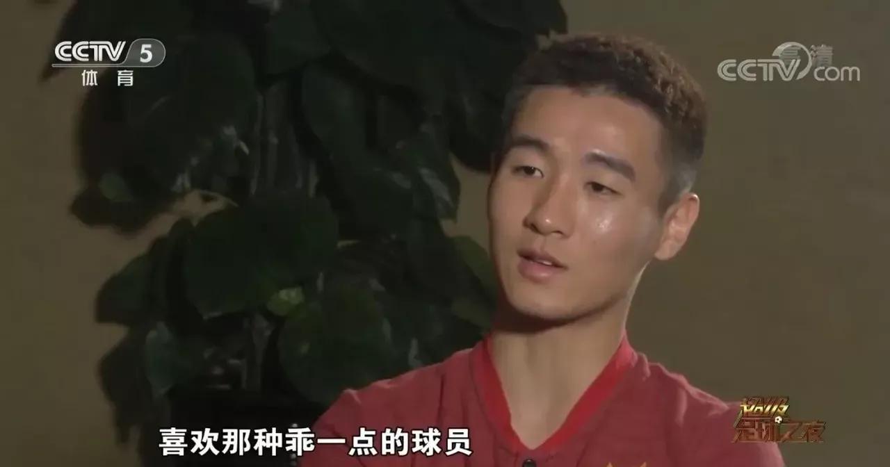 韦世豪展示三镇队徽,韦世豪采访说大家都在进步