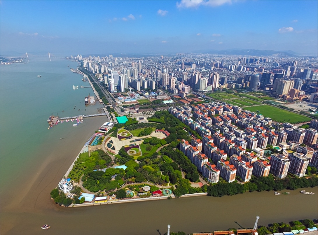 又是“别人家的大学”!“两房一厅”宿舍,“花园楼阁”餐厅!