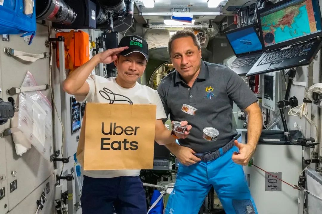 随便花过亿美金请陌生美女上太空，这个富豪目的可不单纯！