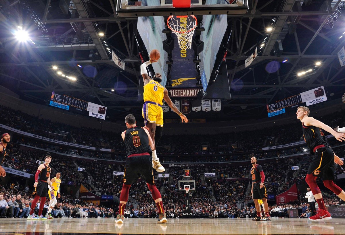 湖人打国王和勇士谁更好打,小球时代库里詹姆斯