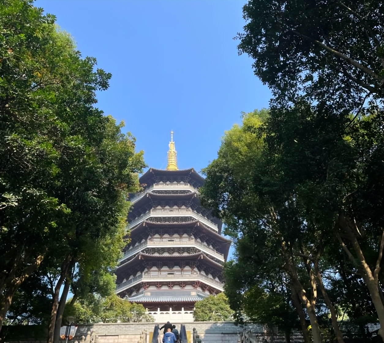 雷峰塔值得看的地方,杭州雷峰塔美景视频