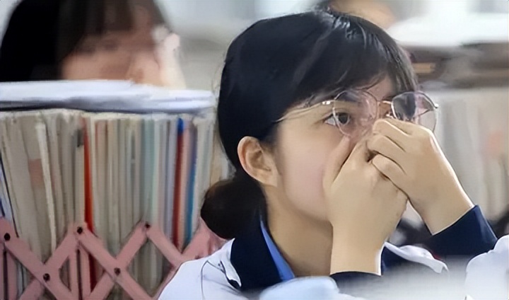 被网曝的高考誓师女孩,被骂惨的高三誓师女孩