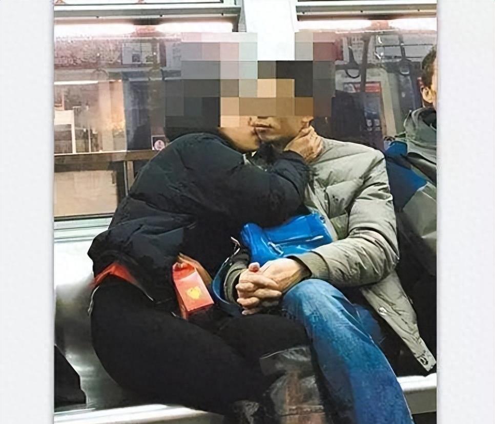 上海地铁情侣不当行为曝光：皮包遮住手*处私**引起关注