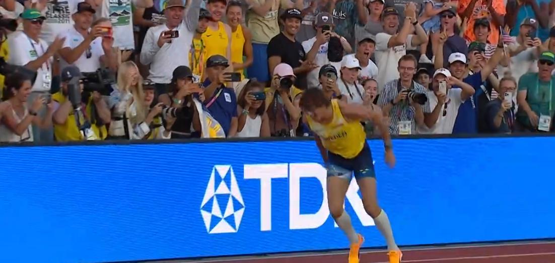 6米21!极限是天空!瑞典撑竿跳天才再破世界纪录,怒吼空翻庆祝