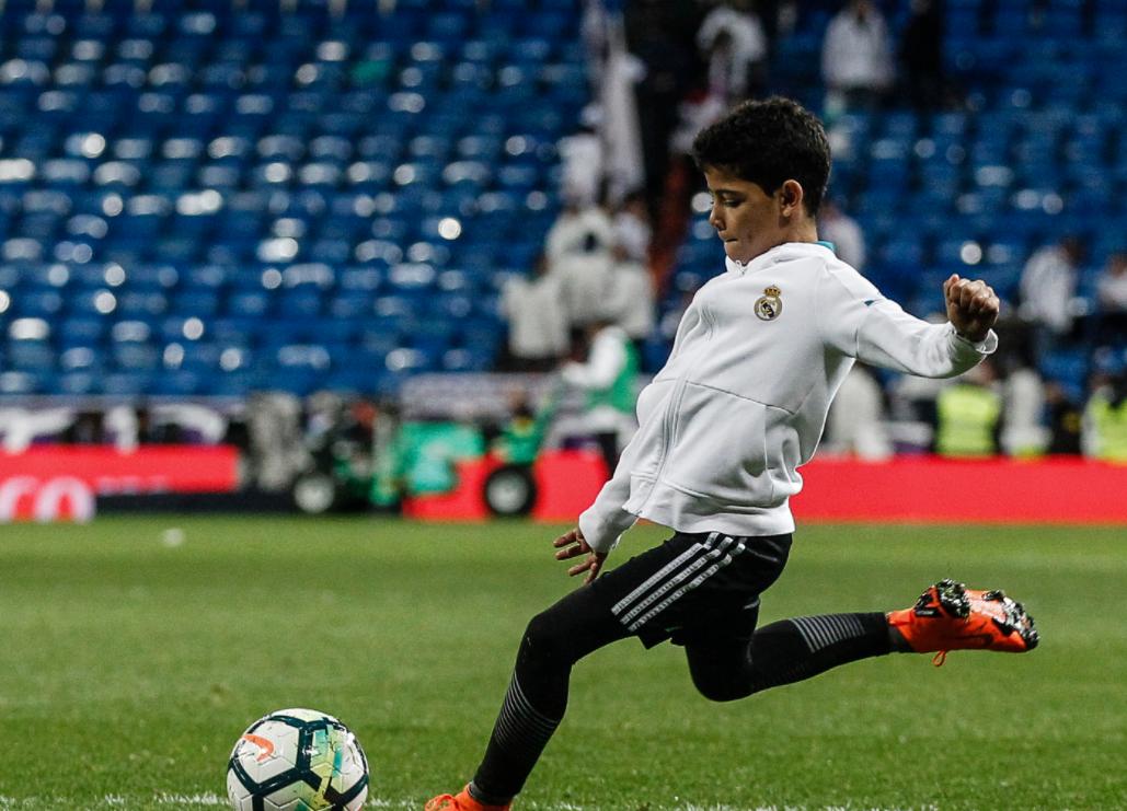 c罗12岁的时候,c罗12岁才踢球吗