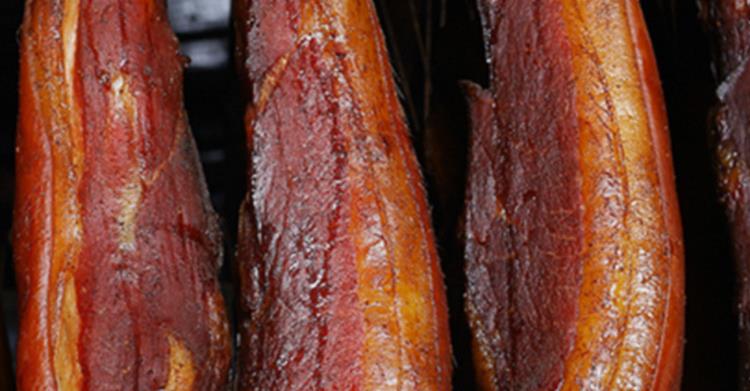 科技狠活还是“违背祖宗的决定”烟熏液腊肉香肠摊贩：看不出来