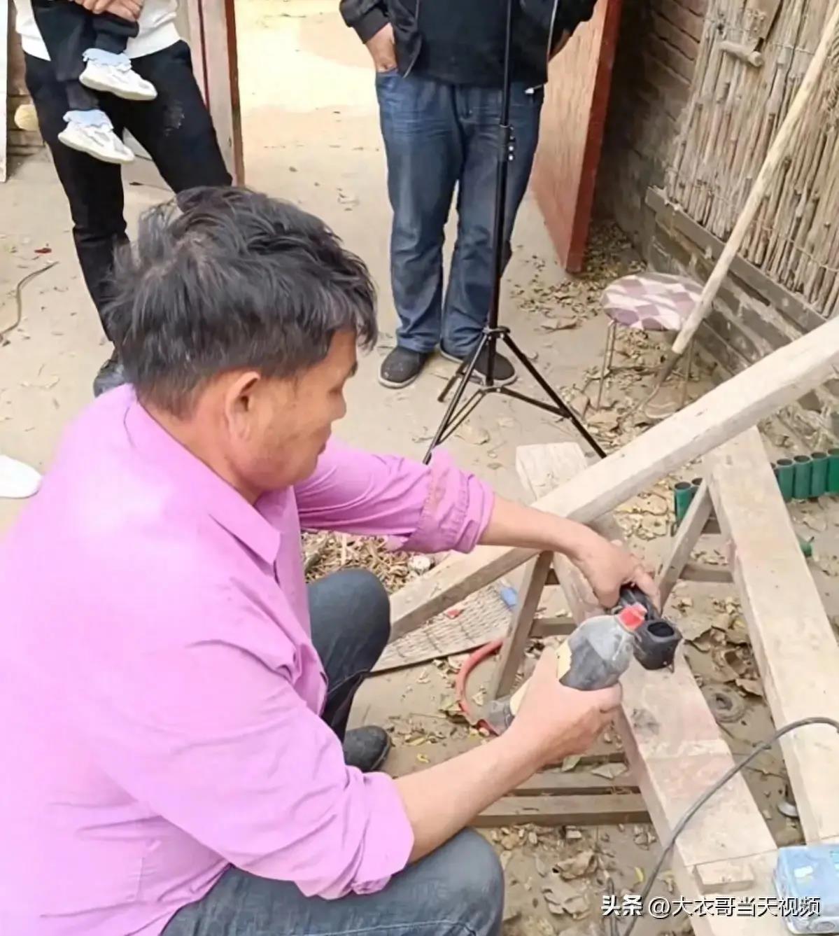 大衣哥被粉丝吓的视频,大衣哥砸门视频