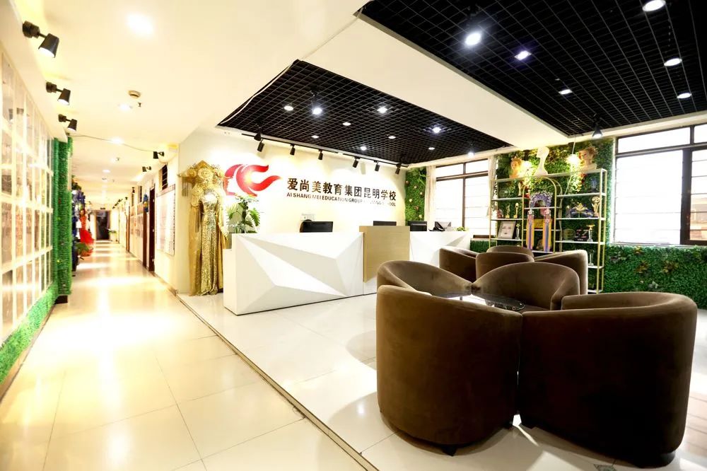 昆明美容美甲化妆培训班价格,昆明美容美甲师培训班