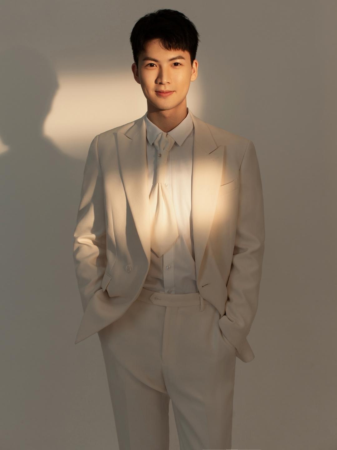 韩式极简光影婚纱照风格特色,一组极简韩式婚纱照