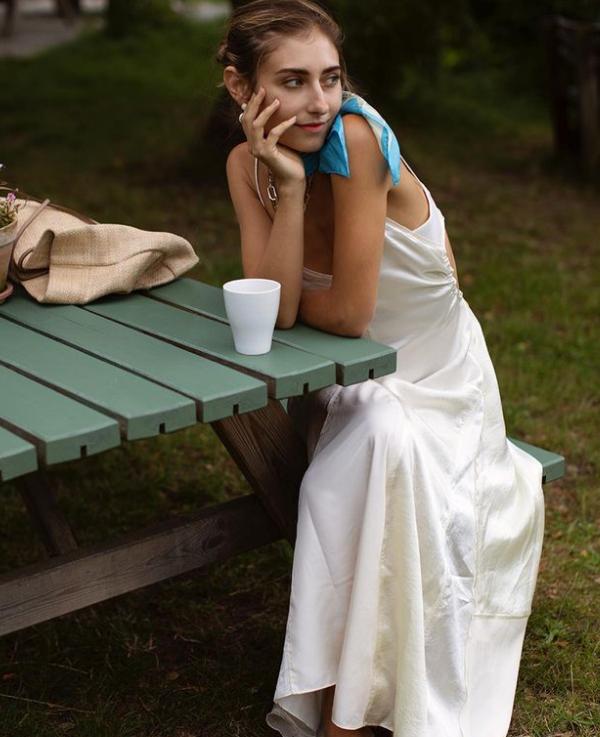 穿蓝色永不过时的高级感,蓝色与粉红色的结合高级感