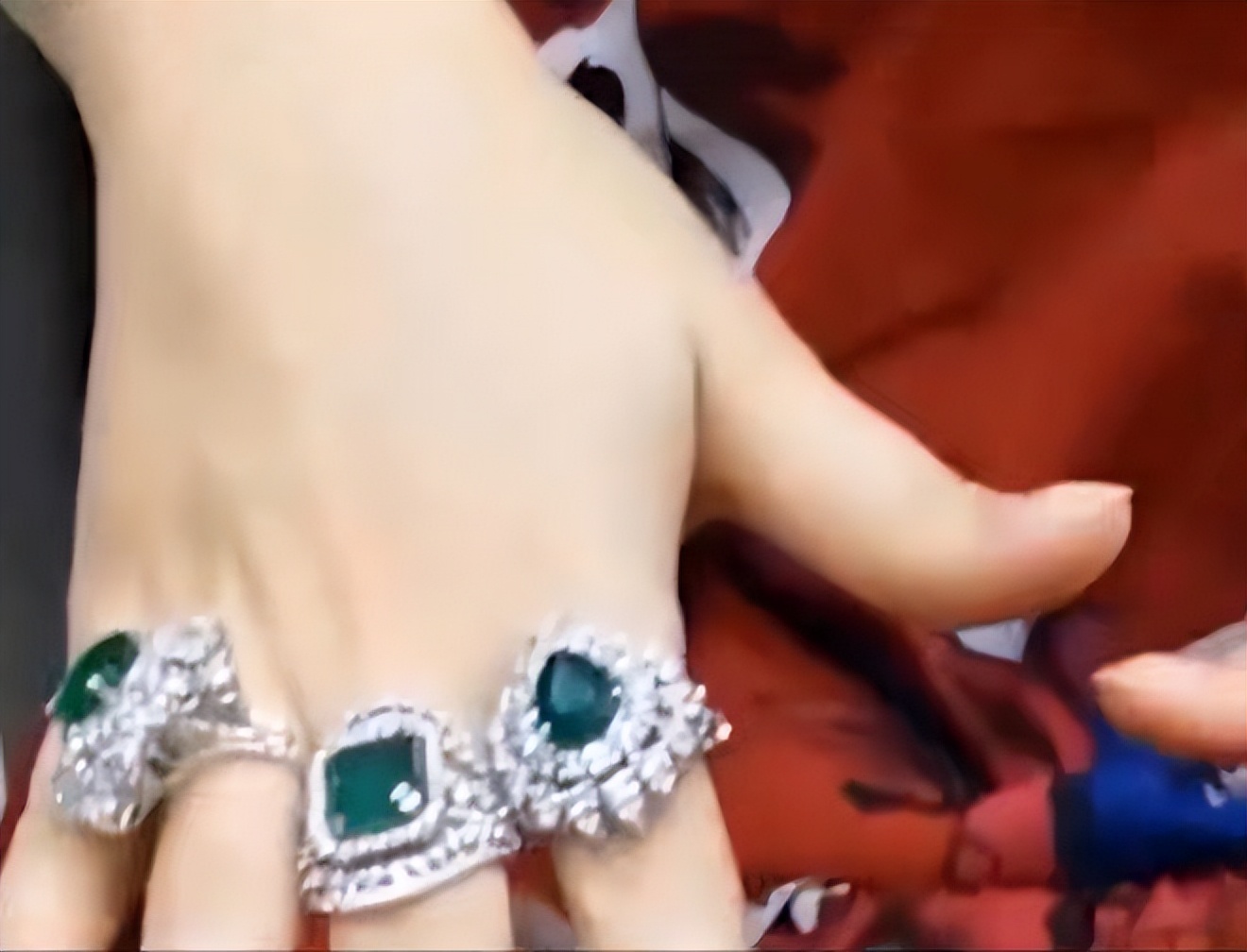 国际钻石协会公布一颗重达111.11克的黑钻石！却被拍出这样的天价