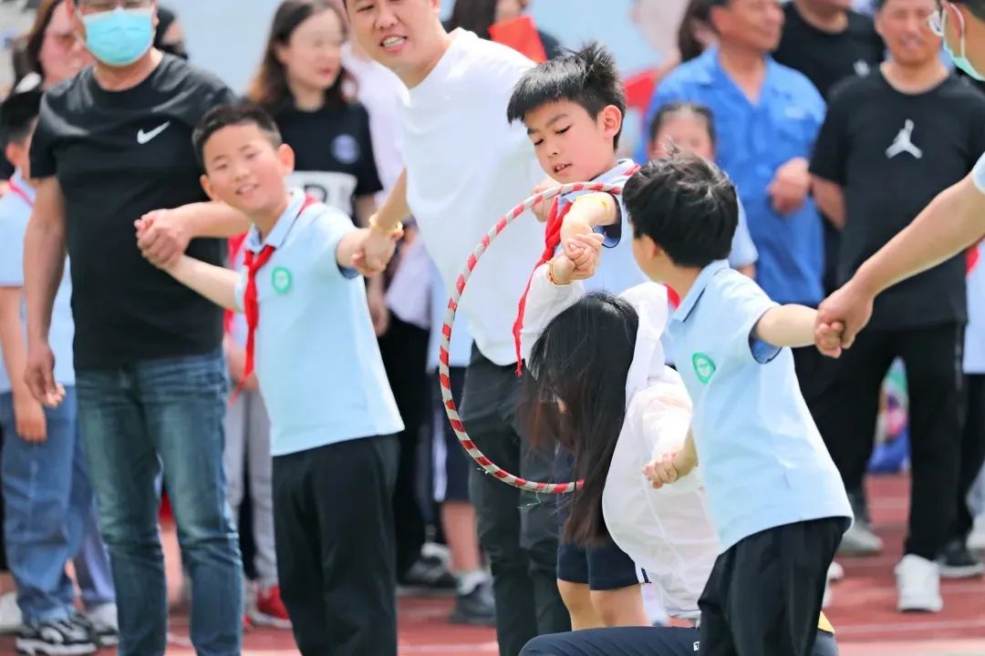 学校开展阳光体育活动的过程,冬季学校开展的体育活动