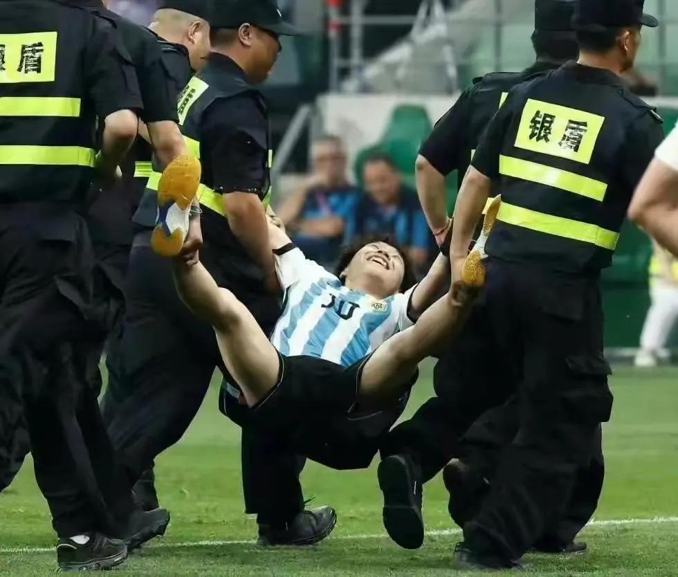 球迷跑进球场抱梅西抓拍时刻,中国球迷冲进球场找梅西保安反应