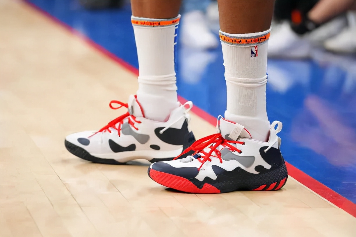 NBA球员上脚：罗斯穿Yeezy洞洞鞋，安踏和匹克的球鞋都有
