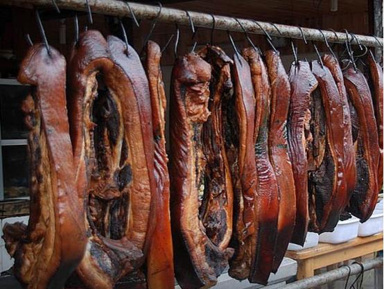 腌腊肉的时候发霉了咋回事,腊肉盐放多了可以缩短腌制时间