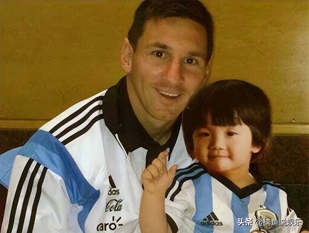 梅西单手高举世界杯奖杯,阿sa签名照片