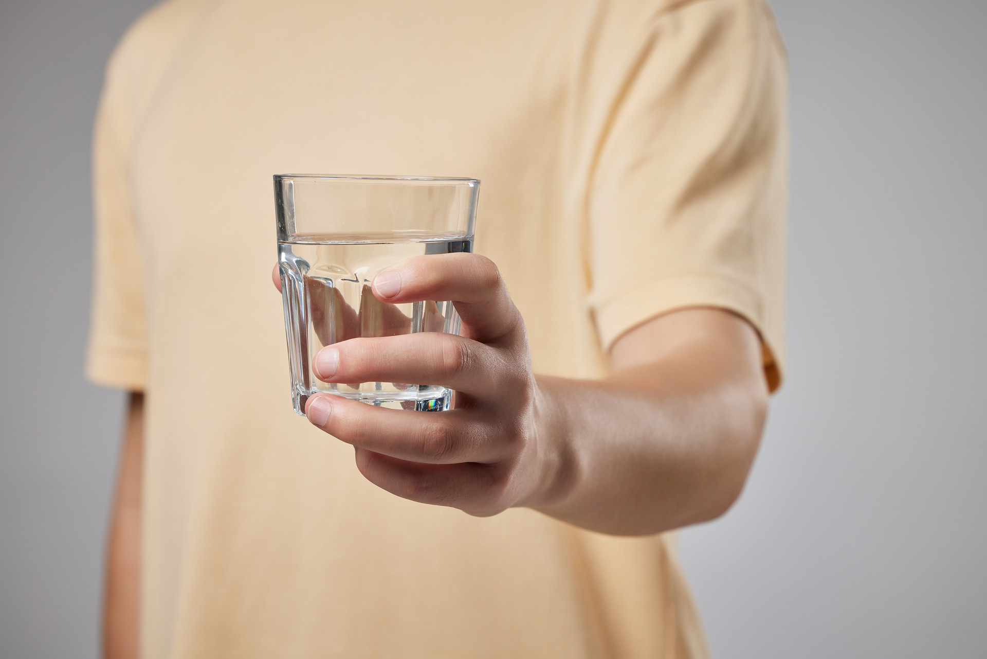 现在小区里的直饮水水质怎么样,直饮水接出来的水白色的浑浊