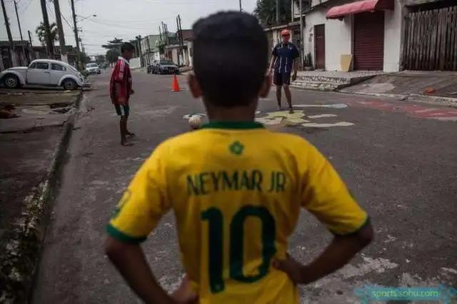 当前足球在中国中小学有没有普及,通过体育概论谈谈你对体育的认识