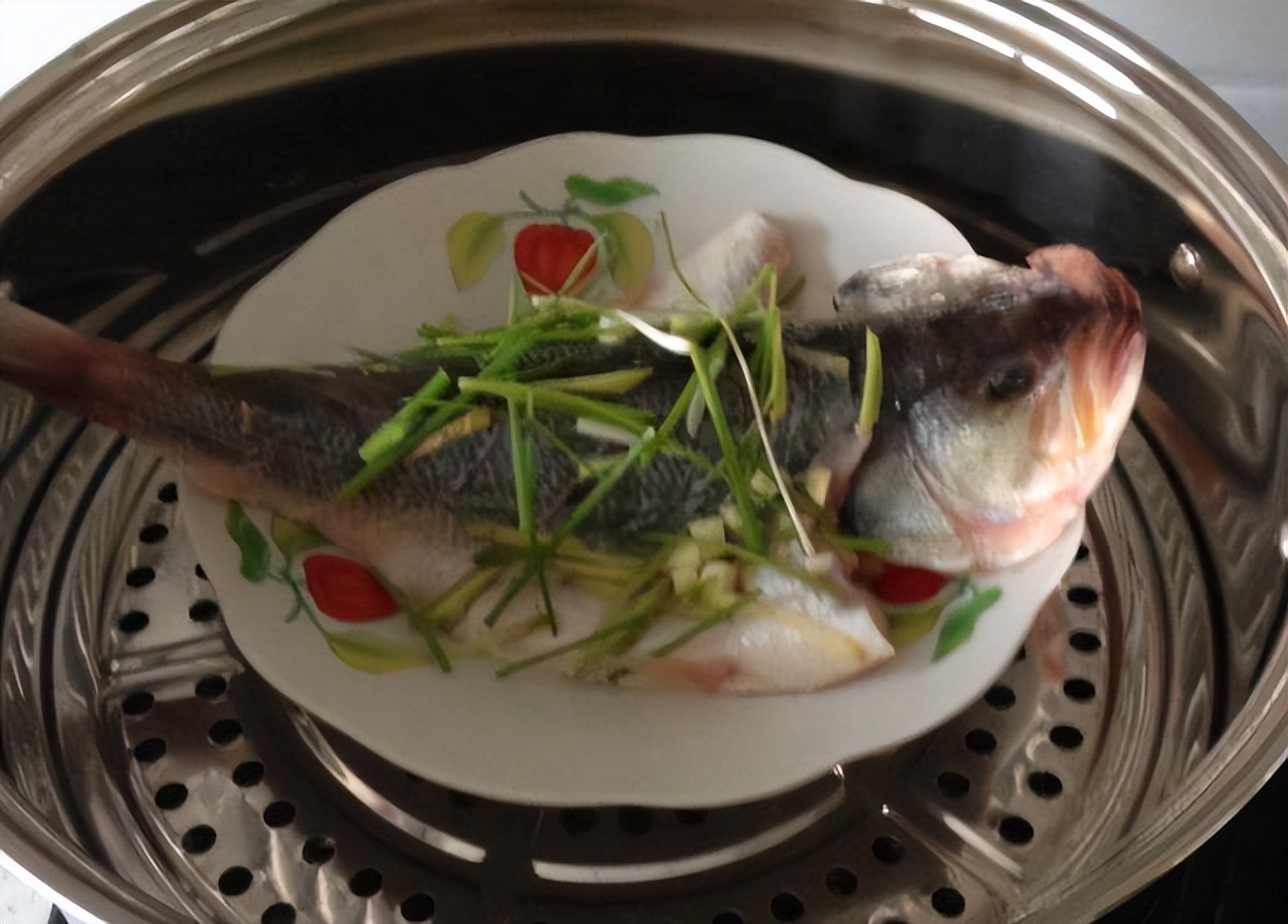 广东蒸鱼先淋酱油还是淋油,蒸鱼的做法是淋酱油先还是淋油先