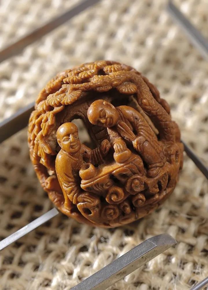 橄榄核雕方寸之间,舟山核雕方寸之间