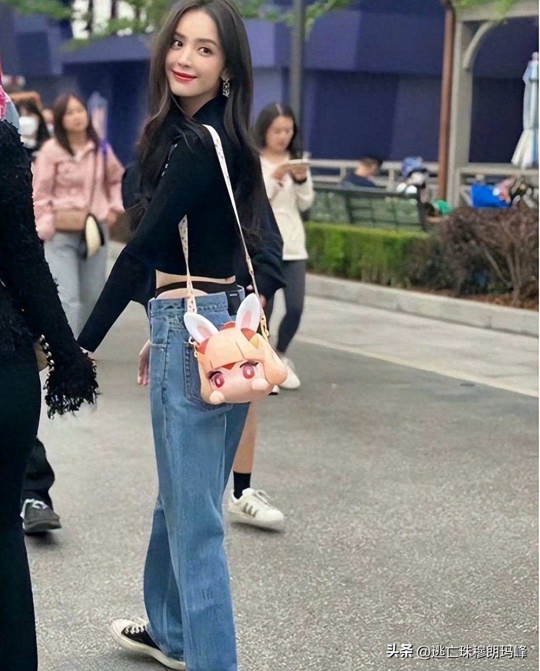 这些女明星真是把“诱惑”玩到了极限,半露*裤内**、露下乳?