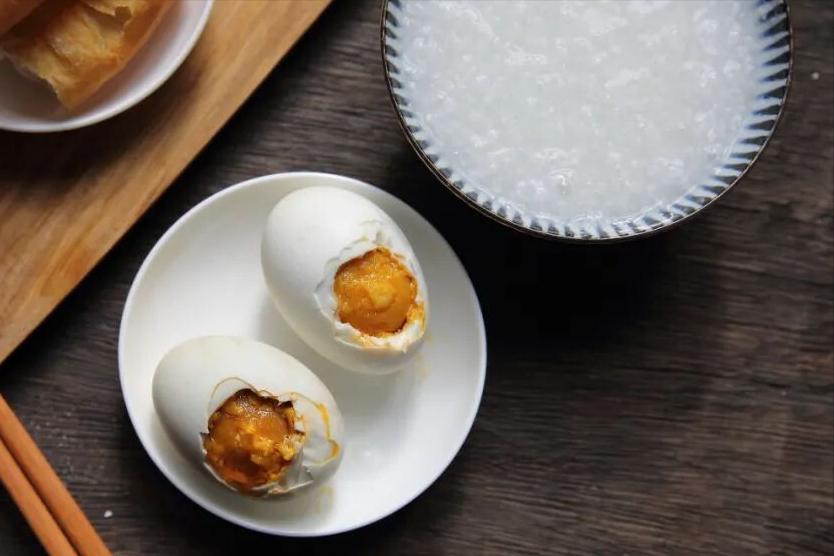 盐水腌咸鸭蛋的正确方法,不用泥巴快速腌咸鸭蛋的做法