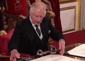 73岁查尔斯刚登基就身体堪忧？手指红肿像香肠，被拍到暴怒视频