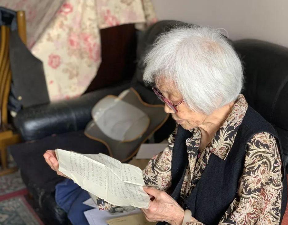 1956年女大学生错过烈士陵园开放时间，哭求大爷：让我进去见见他