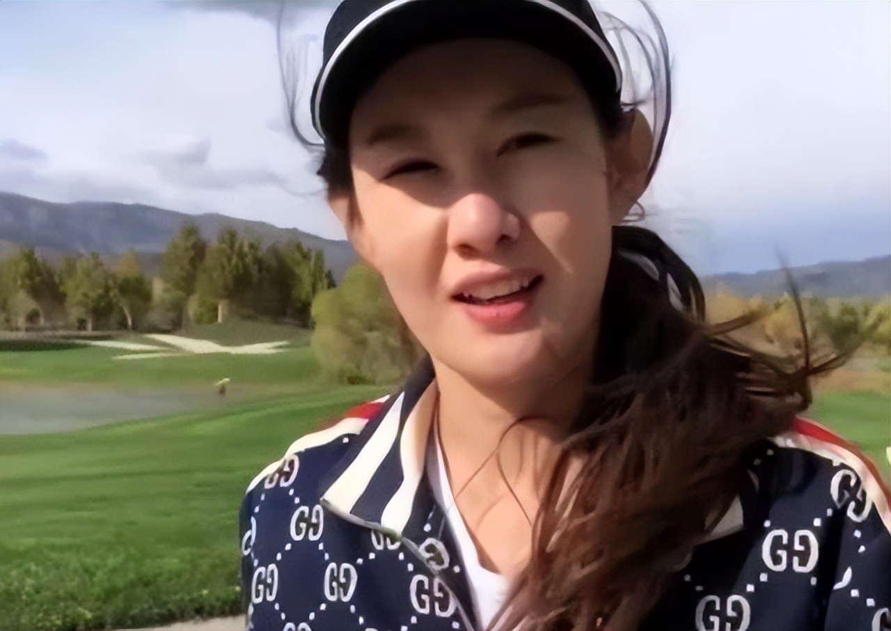 王宝强冯清罕见现身,王宝强与冯清近日情况