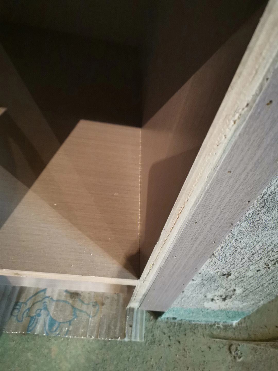 木工打柜子和全屋定制哪个更实用,全屋定制和木工打柜子的效果区别