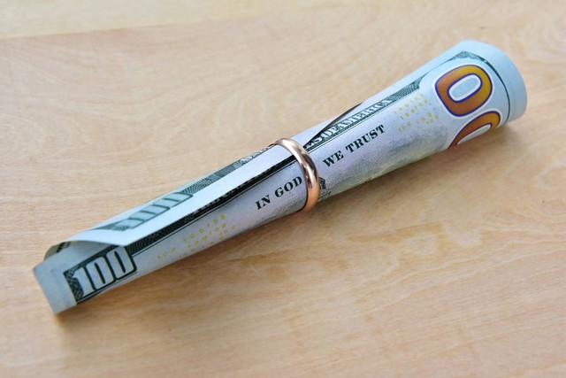 44岁女子为爱痴狂，卖房“借”给28岁小伙400万，只因他有腹肌！