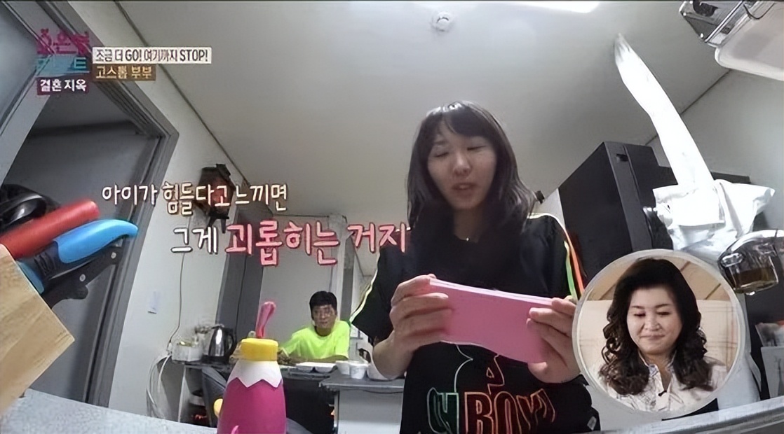 韩国综艺继父以游戏为由,不顾继女反抗狂摸全身,网友骂爆!