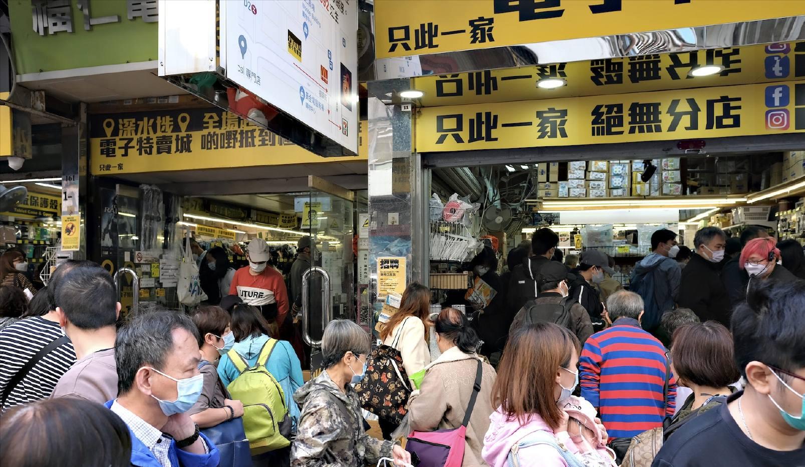 香港药店卖断货港人抢购药品寄回内地网友点赞同心抗疫